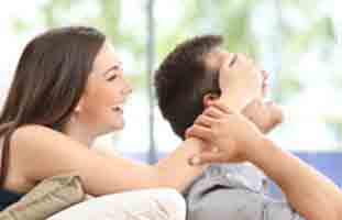 كيف أستعيد حب زوجي بعد أن عايرته بماضيه