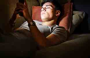 طفلي يرفض النوم إلا مع والديه فما الحل