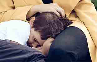 ابنتي لا تحب والدها بسبب بعده عنها ماذا أفعل