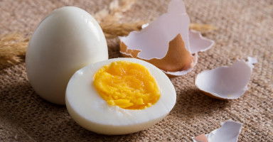 البيض المسلوق في المنام وحلم تقشير وأكل البيض