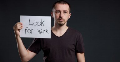 نظرة المجتمع للعاطل عن العمل وفرص الخروج من البطالة