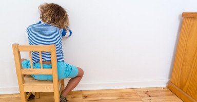 طريقة كرسي العقاب للطفل هل هي وسيلة تربوية مثالية!