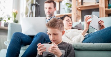 أعراض إدمان الإنترنت والألعاب عند المراهقين وعلاجه