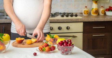 فوائد الخوخ للحامل والجنين وأضرار أكل الخوخ للحامل
