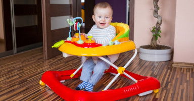 متى يجلس الطفل في المشاية؟ أضرار جلوس الطفل مبكراً