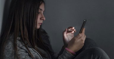 كيف أتعامل مع ابنتي المراهقة وأحميها من الجوال والإنترنت والشباب؟