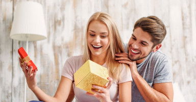 اختيار أفضل هدية للزوجة وقواعد شراء هدية للزوجة
