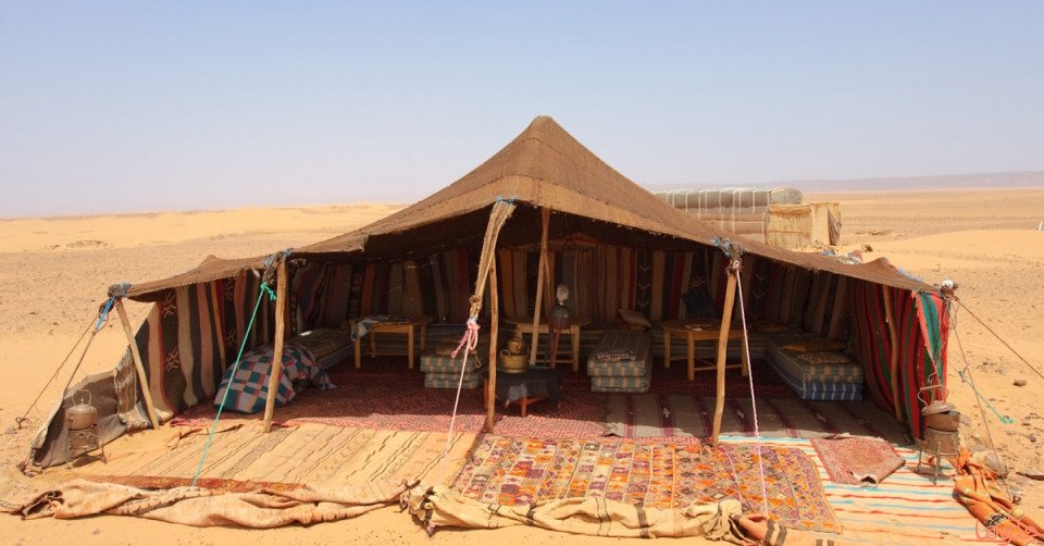 رسم خيمة في الصحراء