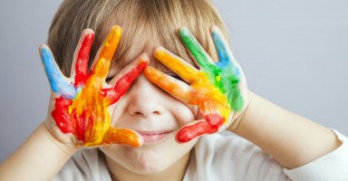كيف يمكن استخدام الألوان في تعليم الأطفال؟