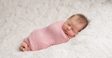 كيفية تقميط الرضيع وهل عدم تقميط الرضع مضر؟