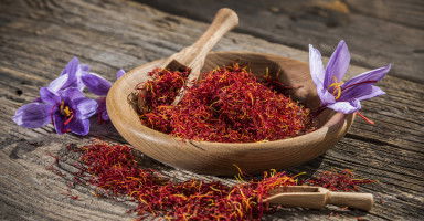 فوائد عشبة العصفر الصحية (Safflower) واستعمالاتها