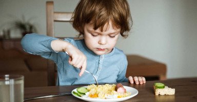 تعليم آداب الطعام للأطفال واتكيت الجلوس في المطعم