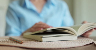 تفسير رؤية القراءة في المنام وحلم قراءة كتاب