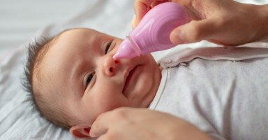 علاج البلغم عند الرضع بالأعشاب وطريقة شفط البلغم