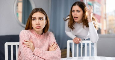 لماذا يكره المراهق والديه وكيف نتعامل مع هذه الشاعر؟