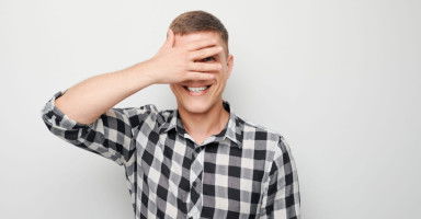 علامات الرغبة عند الرجل وتصرفات الزوج لطلب العلاقة