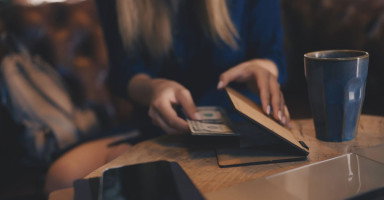 تفسير رؤية دفع إكرامية في المنام وحلم البقشيش