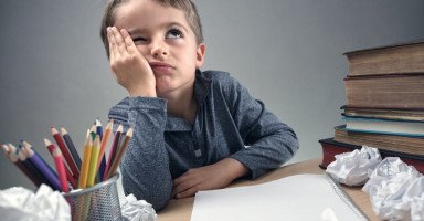 التراجع الدراسي وطريقة التعامل مع الطفل الضعيف بالدراسة