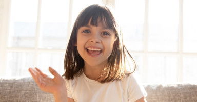 كيف أجعل طفلي يستجيب لاسمه ويرد على النداء؟