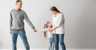 كيف تربي أطفالاً سعداءَ بعد الطلاق؟... كيفية التعامل مع الطفل بعد انفصال الأبوين