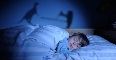 أسباب وعلاج الكلام أثناء النوم عند الأطفال