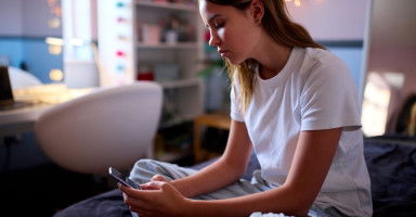 ماذا أفعل إذا اكتشف بنتي تكلم شاب على الهاتف؟