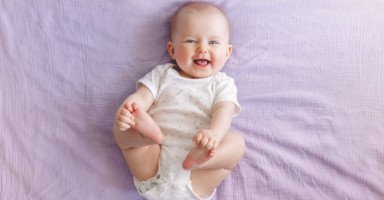 كيفية التعامل مع طفل 4 شهور وتطورات الشهر الرابع