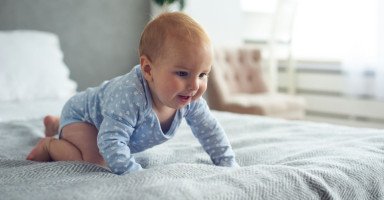 كيفية التعامل مع طفل 8 شهور ونمو الرضيع في الشهر الثامن