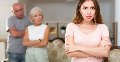 كيف أجعل زوجي يدافع عني أمام أهله ويقف في صفي