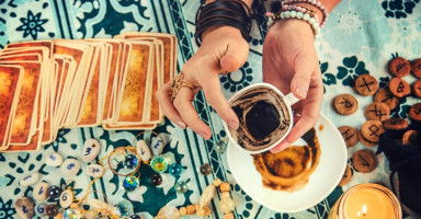 ما تفسير حلم قراءة الفنجان ورؤية التبصير في المنام؟