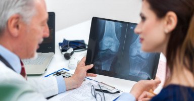أسباب وأعراض هشاشة العظام وطرق علاج ترقق العظم