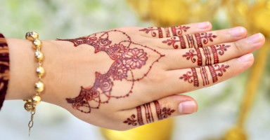 ما تفسير رؤية رسم الحناء على اليد في المنام؟