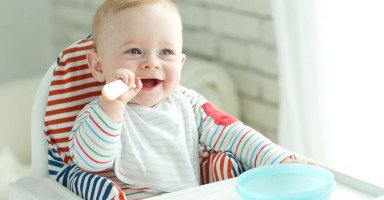 كيفية التعامل مع طفل عمره 6 شهور وتطورات الشهر السادس