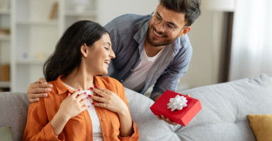 كيف أجعل زوجي يهديني هدايا ويهتم بالمناسبات؟