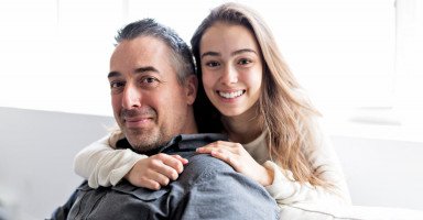 دور الأب في حياة ابنته المراهقة وكيف يعاملها