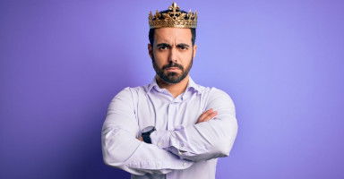 صفات الرجل المغرور في الحب وكيفية التعامل معه