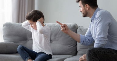 كيف أتعامل مع ابني العنيد في عمر 10 سنوات؟