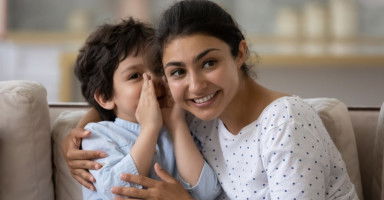 لماذا يتكلم الطفل مع نفسه كلام غير مفهوم وهل هذا طبيعي؟