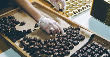 رؤية صناعة الحلوى في المنام وحلم توزيع الحلوى