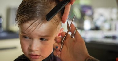 علاج شعر الطفل الخفيف والجاف وطرق تغذية شعر الطفل