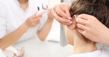 أعراض الصمم وأنواعه وأسبابه وعلاج فقدان السمع المفاجئ