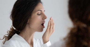كيف أخبر زوجتي أن رائحة فمها كريهة دون أن أجرحها؟