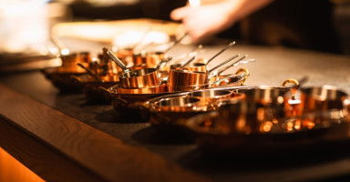 تفسير رؤية النحاس في المنام وحلم الأواني النحاسية