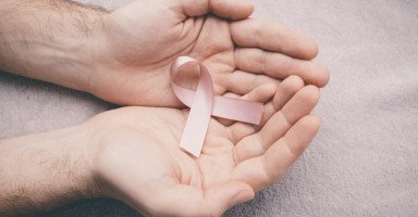 أعراض سرطان الثدي عند الرجال وعلاجه