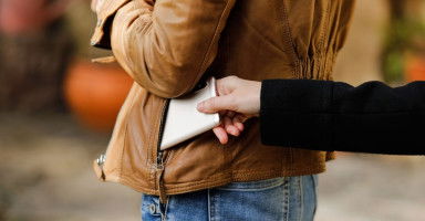 كيف أتعامل مع شخص سرقني بدون فضائح ومحاكم؟
