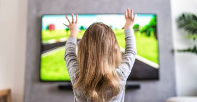 كيف أعالج طفلي من إدمان الكرتون ومشاهدة التلفاز؟
