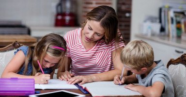 كيف أدرس ابني في البيت؟ فوائد الدراسة المنزلية