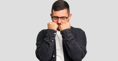 تفسير رؤية ضرب الأخ في المنام وحلم شخص يضرب الأخ