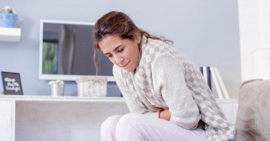 أسباب وعلاج ألم البطن أثناء الدورة الشهرية وبعدها