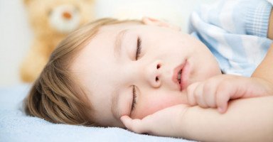 "طفلي يشخر وهو نائم" أسباب شخير الأطفال وعلاجه